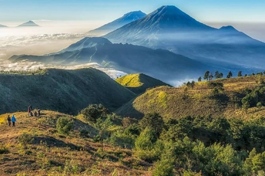 10 Gunung Terindah di Indonesia untuk Pendakian Seru