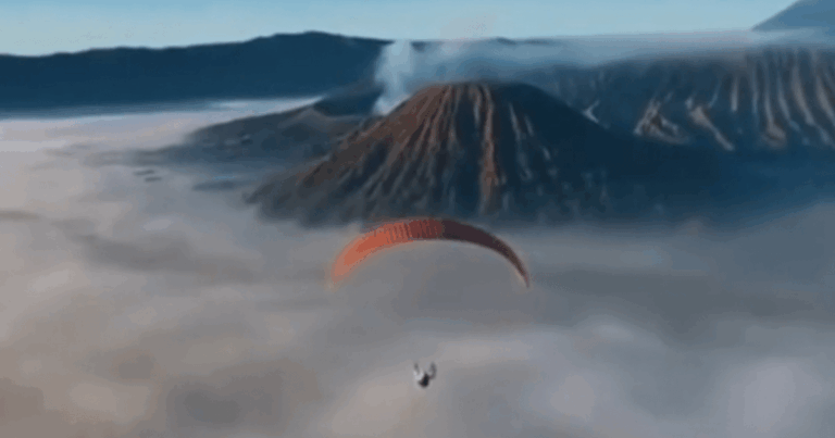 Aksi Paralayang di Gunung Bromo: Wisatawan Korsel Nekat Terbang