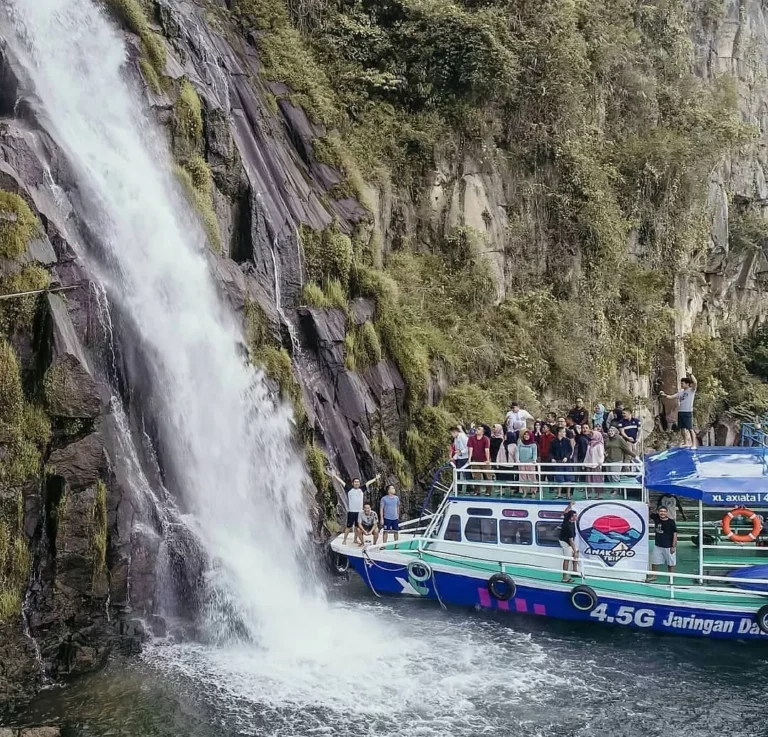 Menyusuri Keindahan Air Terjun Tersembunyi di Indonesia