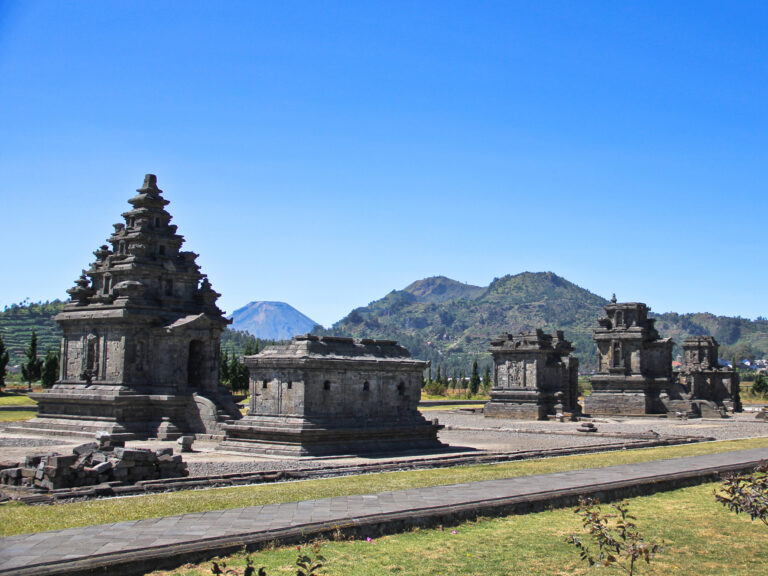 Petualangan Hiking di Kawasan Dieng Plateau