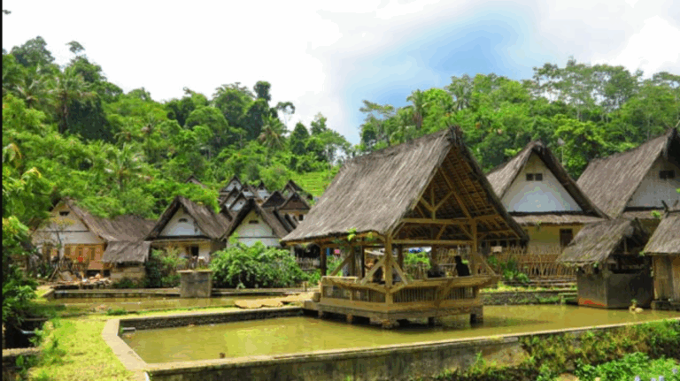 Menjelajah Kampung Naga: Desa Tradisional di Jawa Barat