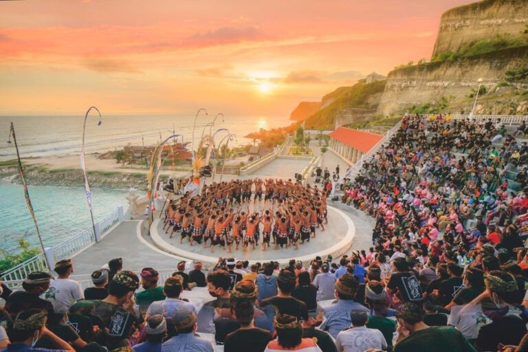 Wisata Budaya Bali: Dari Tari Kecak hingga Upacara Melasti