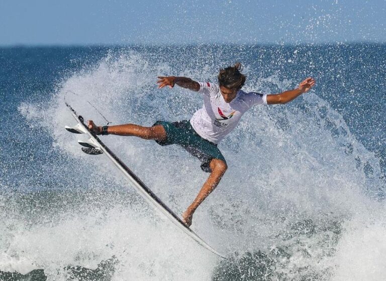 Surfing di Pantai Mentawai: Surganya Para Peselancar