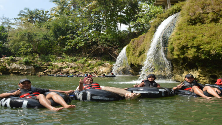 River Tubing di Sungai Oyo: Petualangan Air yang Menyenangkan
