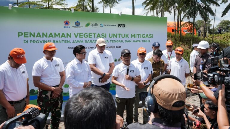 Restorasi Alam: Menko PMK dan EIGER Penanaman Pohon