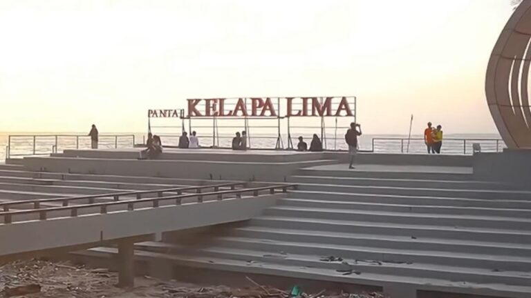 Rencanakan Liburan Keluarga di Pantai Kelapa Lima Kupang