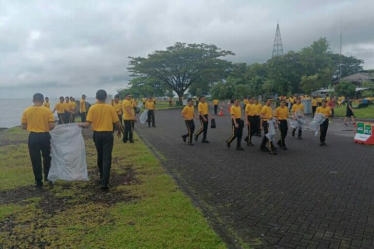 Aksi Bersih Pantai Megamas oleh Ratusan Polisi Sulut