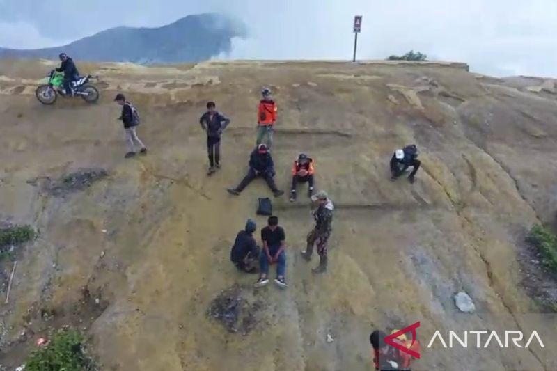 Dramatis! Pendaki Ijen Ditemukan di Tebing Menantang