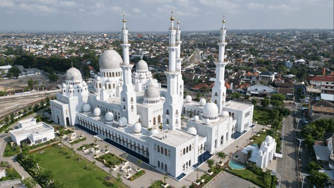 Wisata Kuliner Malam di Sekitar Masjid Sheikh Zayed Solo