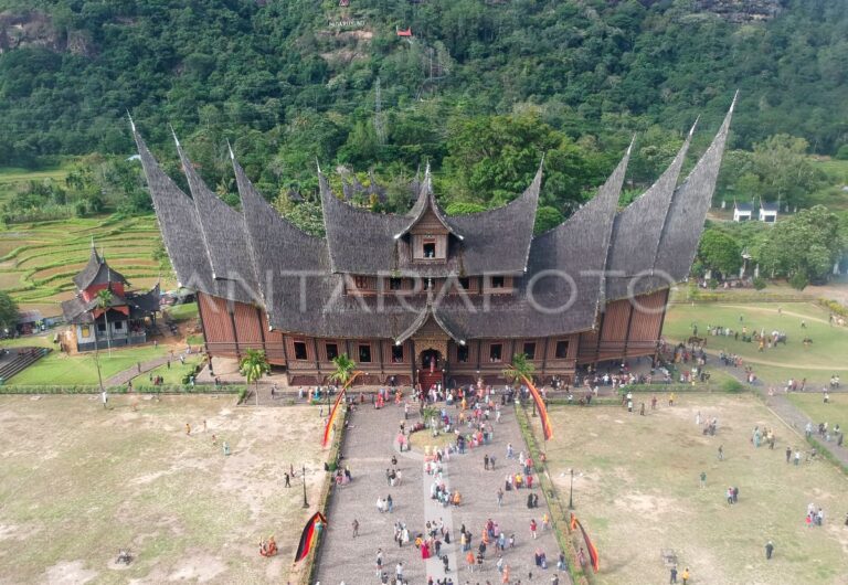 Lebaran Bawa Ribuan Wisatawan ke Istana Pagaruyung