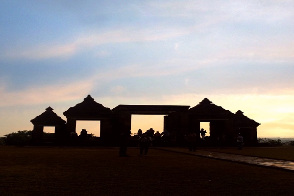 Sensasi Berlari Sambil Berfoto di Candi Ratu Boko