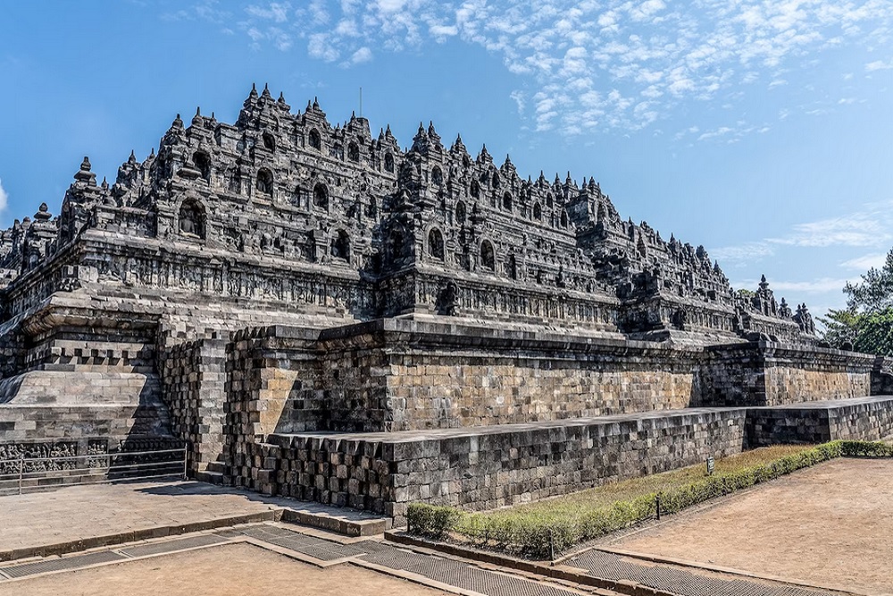 Waisak 2026: Penutupan Borobudur dan Kejutan Langit