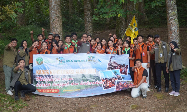 Kader Konservasi Bali Jelajah TNBB hingga Tasta Zoo